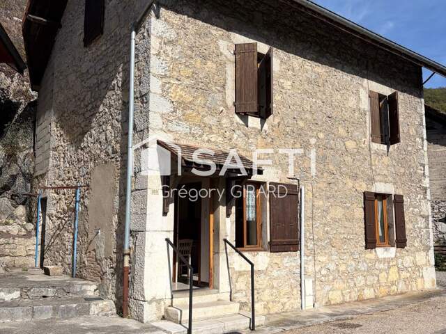 Joli maison de village en pierre avec terrain plat et garage en annexe — photo du bien