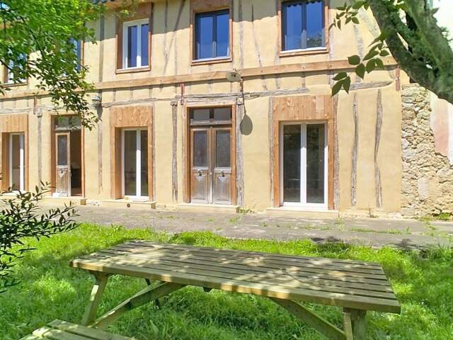 Une jolie ferme très ancienne avec sa maison principale tout juste rénovée — photo du bien
