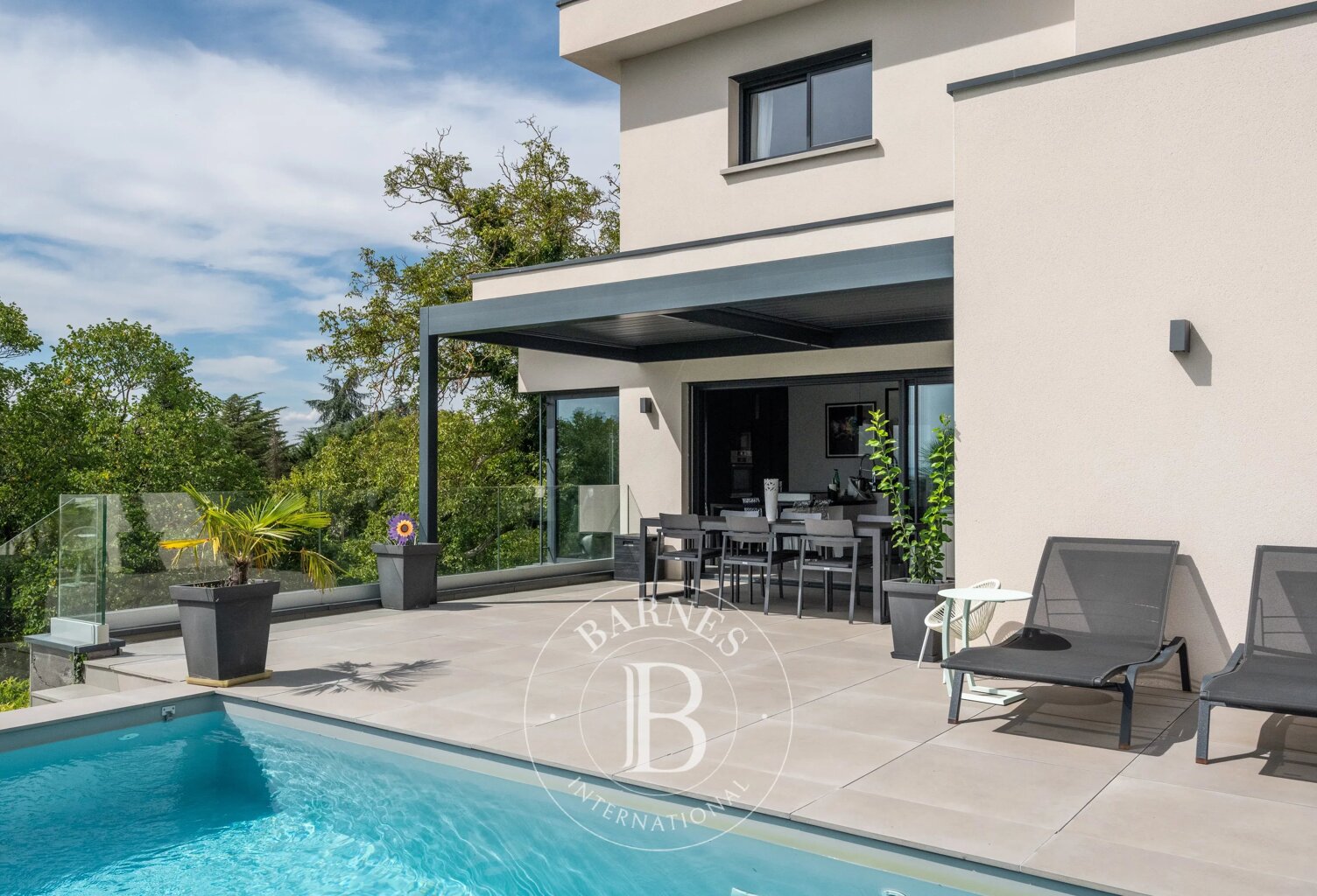 Limonest – Maison contemporaine et familiale d’environ 177,5 m² – 4 chambres – 1 bureau – Studio indépendant aménagé – Terrain de 701 m² avec piscine et vue dégagée — photo 1