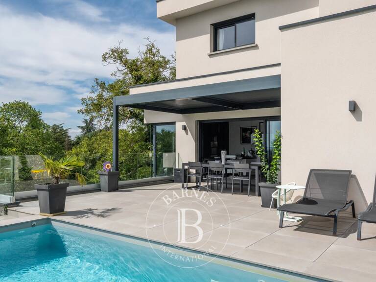 Limonest – Maison contemporaine et familiale d’environ 177,5 m² – 4 chambres – 1 bureau – Studio indépendant aménagé – Terrain de 701 m² avec piscine et vue dégagée — photo 1
