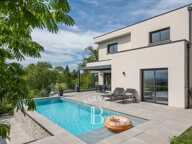 Limonest – Maison contemporaine et familiale d’environ 177,5 m² – 4 chambres – 1 bureau – Studio indépendant aménagé – Terrain de 701 m² avec piscine et vue dégagée — photo 2
