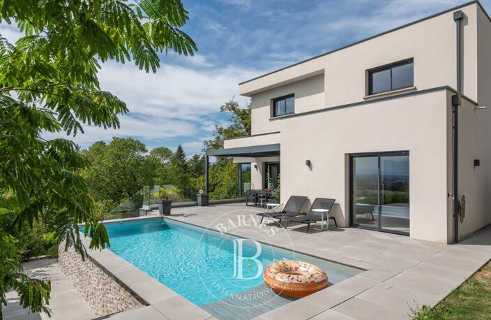 Limonest – Maison contemporaine et familiale d’environ 177,5 m² – 4 chambres – 1 bureau – Studio indépendant aménagé – Terrain de 701 m² avec piscine et vue dégagée — photo 2