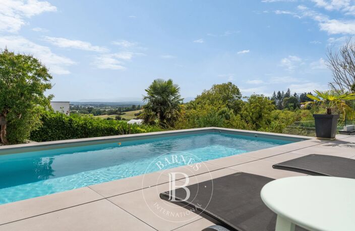 Limonest – Maison contemporaine et familiale d’environ 177,5 m² – 4 chambres – 1 bureau – Studio indépendant aménagé – Terrain de 701 m² avec piscine et vue dégagée — photo 3