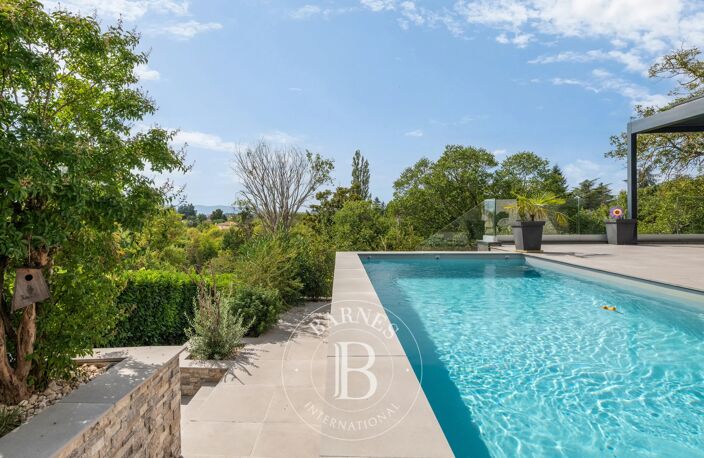 Limonest – Maison contemporaine et familiale d’environ 177,5 m² – 4 chambres – 1 bureau – Studio indépendant aménagé – Terrain de 701 m² avec piscine et vue dégagée — photo 4