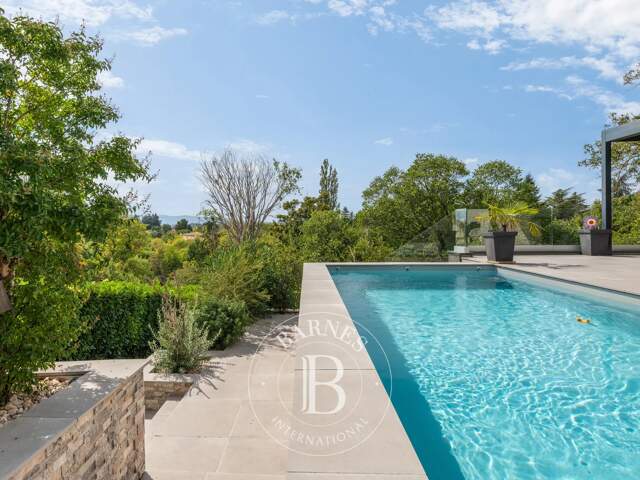 Limonest – Maison contemporaine et familiale d’environ 177,5 m² – 4 chambres – 1 bureau – Studio indépendant aménagé – Terrain de 701 m² avec piscine et vue dégagée — photo du bien