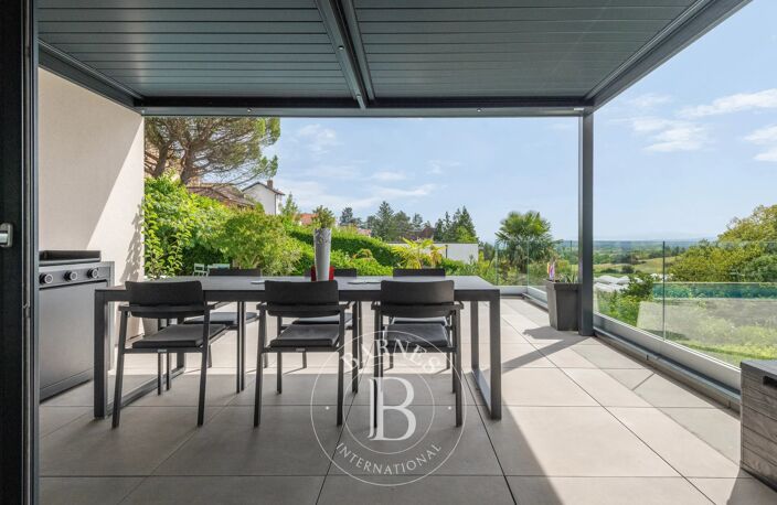 Limonest – Maison contemporaine et familiale d’environ 177,5 m² – 4 chambres – 1 bureau – Studio indépendant aménagé – Terrain de 701 m² avec piscine et vue dégagée — photo 5