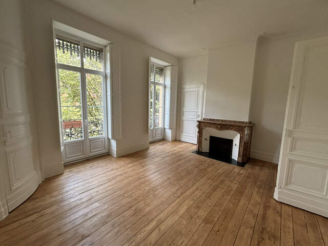 ESQUIROL - Grand appartement T3 bis de 105m2 avec balcon fil — photo du bien