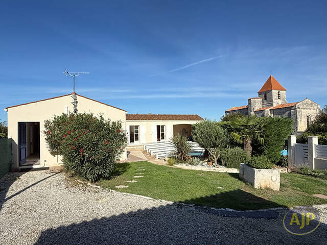 SAINT-GEORGES-DES-COTEAUX  MAISON DE PLAIN-PIED AVEC PISCINE — photo du bien