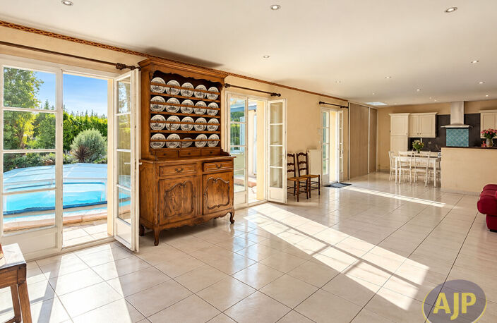 SAINT-GEORGES-DES-COTEAUX  MAISON DE PLAIN-PIED AVEC PISCINE — photo 2