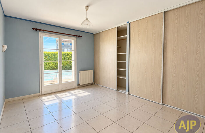 SAINT-GEORGES-DES-COTEAUX  MAISON DE PLAIN-PIED AVEC PISCINE — photo 4