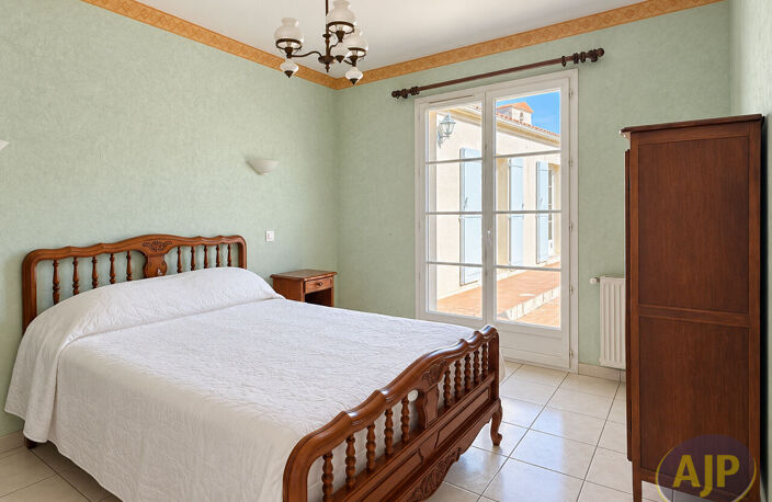 SAINT-GEORGES-DES-COTEAUX  MAISON DE PLAIN-PIED AVEC PISCINE — photo 5