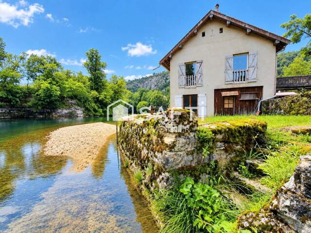 Maison située en bord de rivière — photo du bien