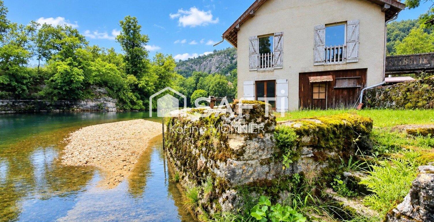 Maison en pierre située en bord de rivière — photo 1