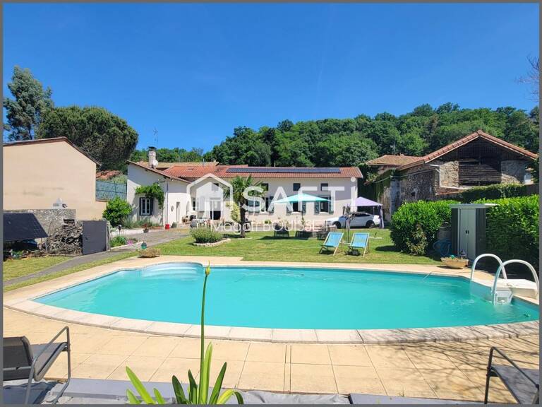 Belle prestation, maison T4 de 138m² et son studio T1 environ 28m², combles, terrasses, cour, abris couverts, garage, atelier, grange, bassin, jardin, puits, piscine au sel. — photo 1