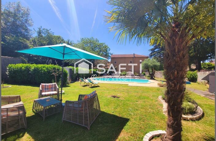 Belle prestation, maison T4 de 138m² et son studio T1 environ 28m², combles, terrasses, cour, abris couverts, garage, atelier, grange, bassin, jardin, puits, piscine au sel. — photo 3