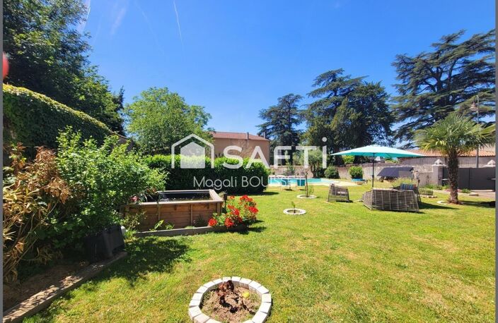 Belle prestation, maison T4 de 138m² et son studio T1 environ 28m², combles, terrasses, cour, abris couverts, garage, atelier, grange, bassin, jardin, puits, piscine au sel. — photo 4