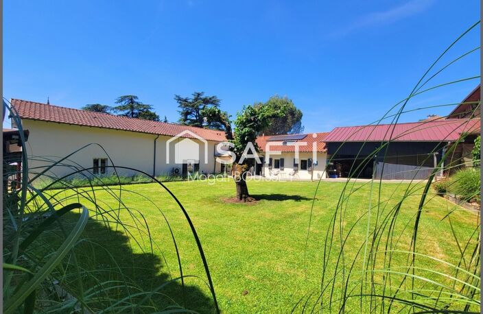 Belle prestation, maison T4 de 138m² et son studio T1 environ 28m², combles, terrasses, cour, abris couverts, garage, atelier, grange, bassin, jardin, puits, piscine au sel. — photo 5