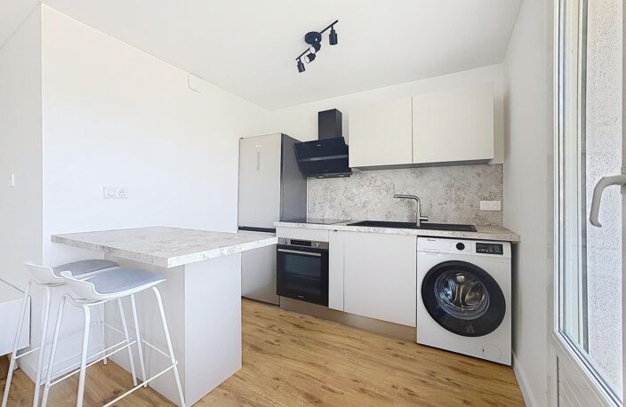 Voiron hypercentre  Appartement 2 chambres, refait à neuf et meublé — photo 2