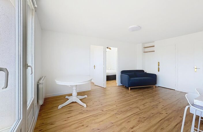 Voiron hypercentre  Appartement 2 chambres, refait à neuf et meublé — photo 4