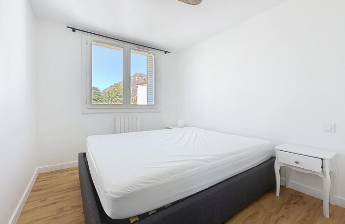 Voiron hypercentre  Appartement 2 chambres, refait à neuf et meublé — photo 5
