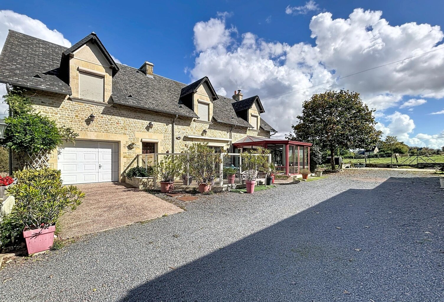 Maison en pierre, dépendances et 4 774 m² de terrain — photo 1