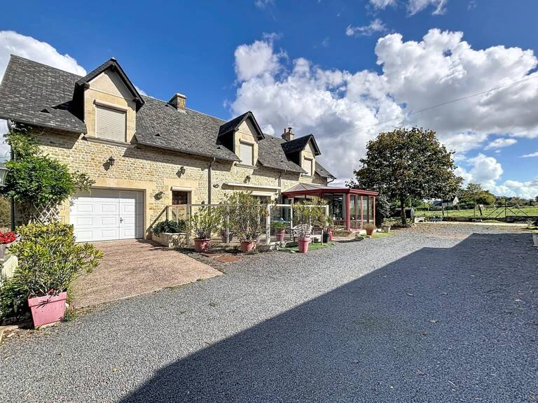 Maison en pierre, dépendances et 4 774 m² de terrain — photo 1