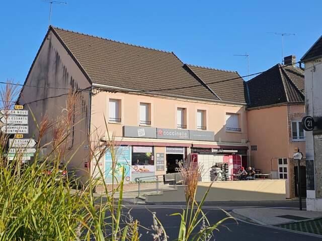 Immeuble avec appartement T4 de 136m² + murs commerciaux — photo du bien