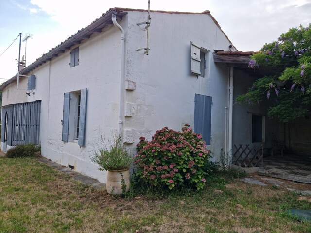 Maison charentaise de caractère avec potentiel locatif — photo du bien
