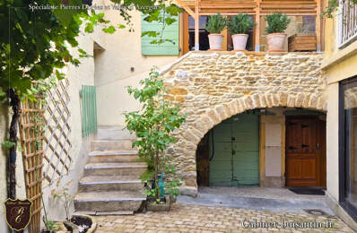 Maison de village en pierres avec terrasse et cour — photo du bien