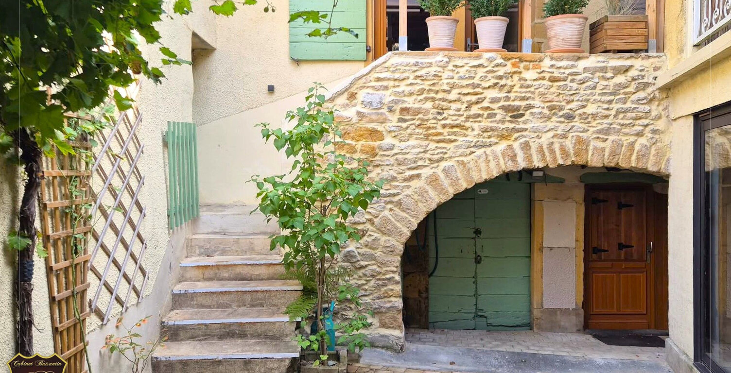 Maison de village en pierres avec terrasse et cour — photo 1
