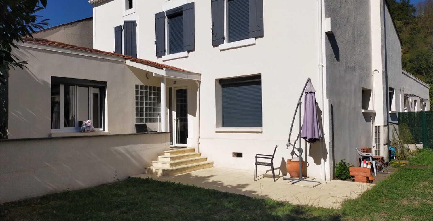 Venez découvrir cette charmante maison avec ces deux studios indépendants et sa piscine hors sol — photo 1