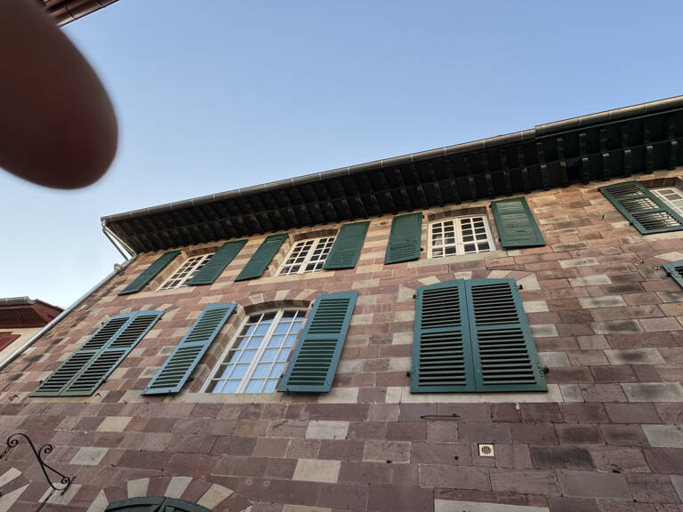 Appartement 80 m2 à rénover dans un immeuble en pierre rue de la Citadelle — photo 1