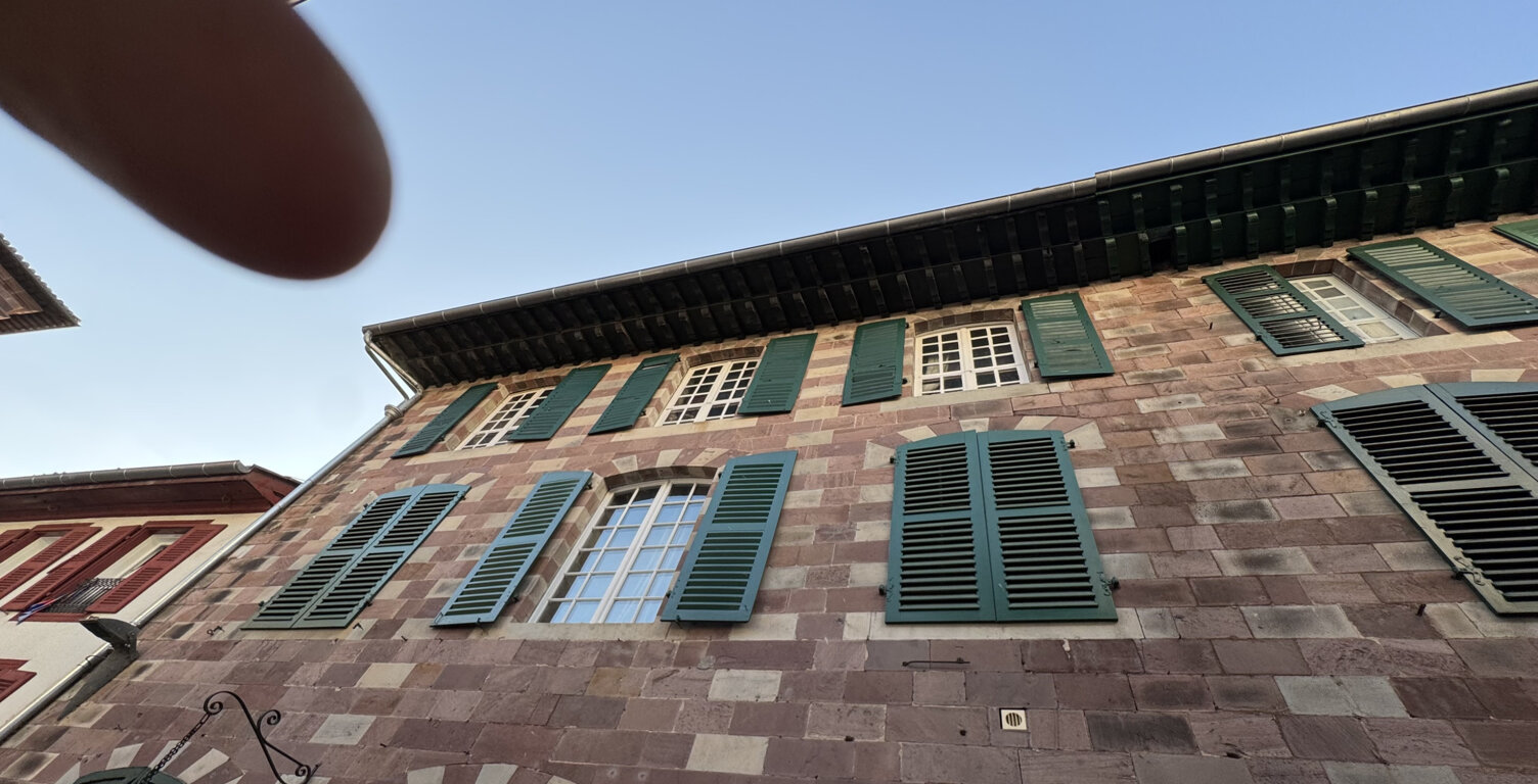 Appartement 80 m2 à rénover dans un immeuble en pierre rue de la Citadelle — photo 1