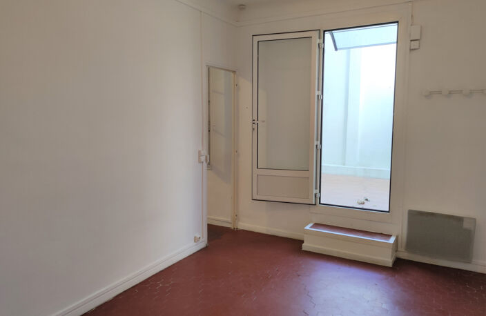 TOULON OUEST : T2 AVEC BELLE COURS PRIVATIVE — photo 3