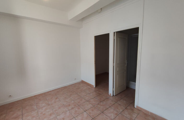 TOULON OUEST : T2 AVEC BELLE COURS PRIVATIVE — photo 4