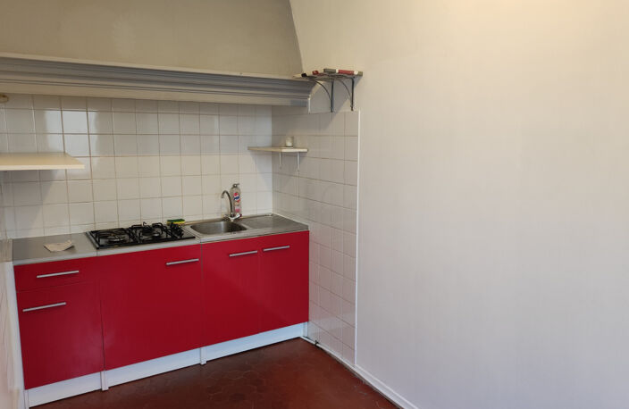TOULON OUEST : T2 AVEC BELLE COURS PRIVATIVE — photo 5