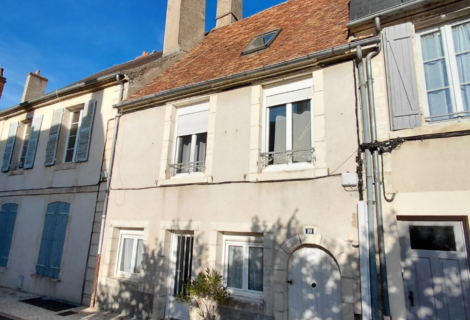 Immeuble de Rapport, 4 Logements loués, centre ville LA CHAR — photo 1