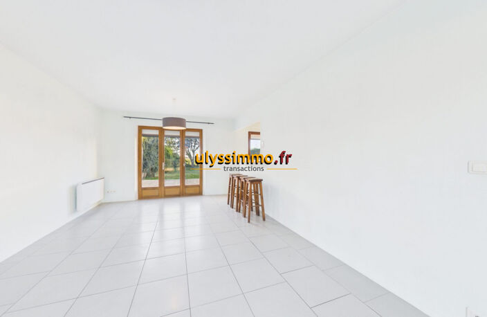 maison de trois chambres avec garage terrasse et jardin — photo 3