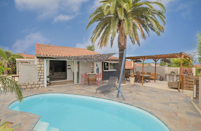 Une villa de plain-pied T5 avec piscine et garage ! — photo 2