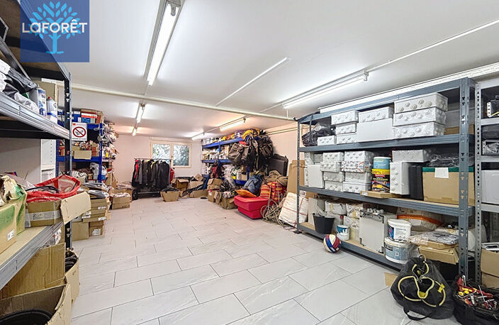 Maison avec espace professionnel, ateliers et piscine  Saint-Fons — photo 2