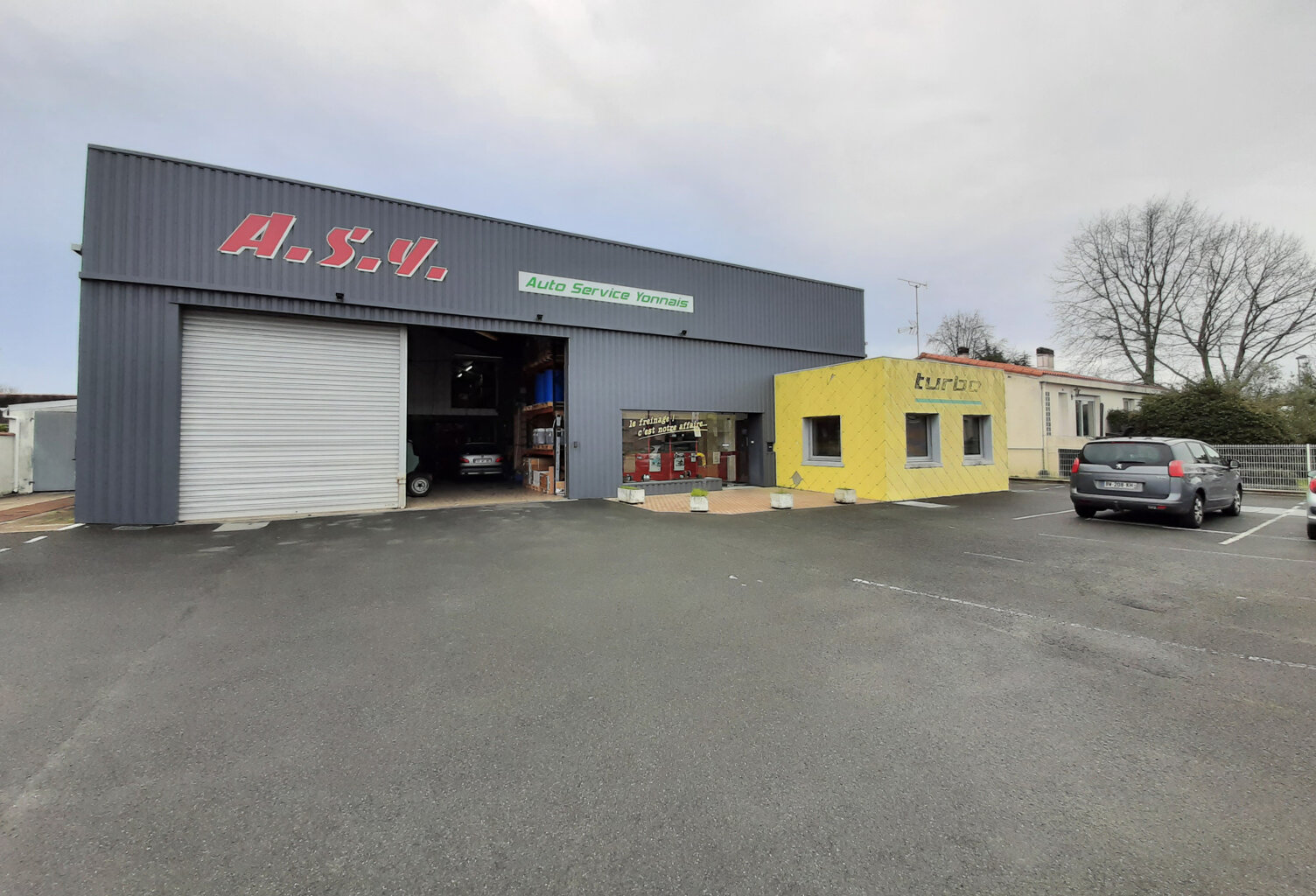 LOCAL PROFESSIONNEL A LA ROCHE SUR YON — photo 1