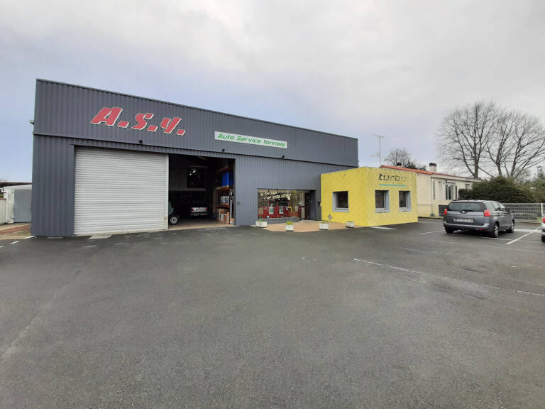 LOCAL PROFESSIONNEL A LA ROCHE SUR YON — photo 1
