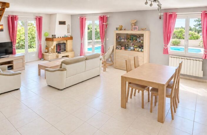 EYGUIÈRES (13) | Très belle maison de 165 m² habitables, 8 pièces, 5 chambres avec piscine, cour & garage — photo 4