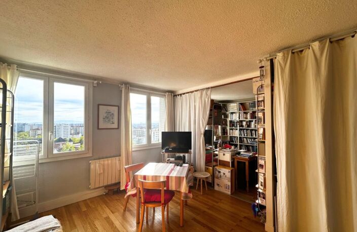 LYON 3e – AVENUE ROCKEFELLER – T2 DE 53 m² – 7e ÉTAGE – VUE DÉGAGÉE – CALME ET LUMINEUX. CAVE — photo 2