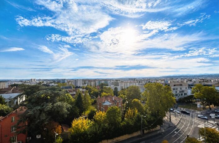 LYON 3e – AVENUE ROCKEFELLER – T2 DE 53 m² – 7e ÉTAGE – VUE DÉGAGÉE – CALME ET LUMINEUX. CAVE — photo 3