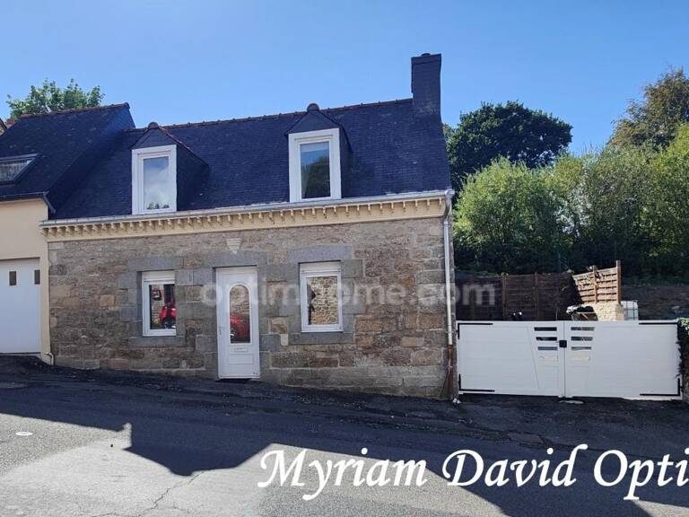 Maison sans travaux avec jardin, terrasse et garage à Rostrenen — photo 1