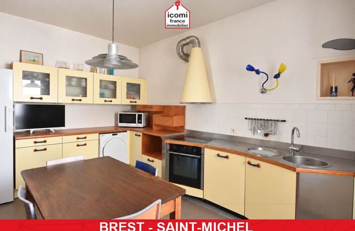 FINISTERE - Brest (29200) - A VENDRE - APPARTEMENT DE 102 M² - SEUL AU DERNIER ETAGE - 2 CHAMBRES (POSSIBLE 3) - CAVE - DPE D - CHAUFFAGE INDIVIDUEL GAZ DE VILLE - — photo 2