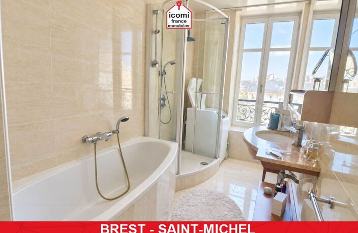 FINISTERE - Brest (29200) - A VENDRE - APPARTEMENT DE 102 M² - SEUL AU DERNIER ETAGE - 2 CHAMBRES (POSSIBLE 3) - CAVE - DPE D - CHAUFFAGE INDIVIDUEL GAZ DE VILLE - — photo 5