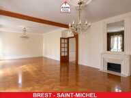 FINISTERE - Brest (29200) - A VENDRE - APPARTEMENT DE 102 M² - SEUL AU DERNIER ETAGE - 2 CHAMBRES (POSSIBLE 3) - CAVE - DPE D - CHAUFFAGE INDIVIDUEL GAZ DE VILLE - — photo 2