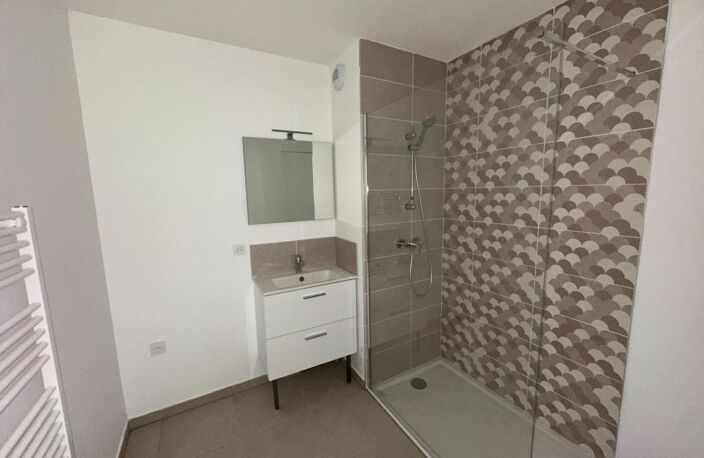 APPARTEMENT T3 NEUF AVEC TERRASSE - MAUGUIO — photo 5